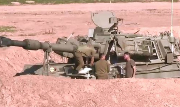 Thousands of Palestinians flee central Gaza